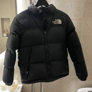The North Face jacka - Storlek: youth L  Skick är bra en liten skada på armen som syns på bilden, skadan är lagad och går att laga bättre om man vill.