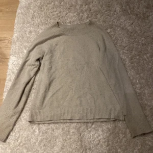 Beige stickad tröja  - En beige stickad tröja som är i storlek XS🍂