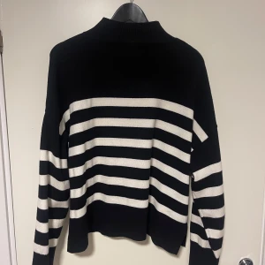 Tjocktröja  - Tjocktröja från Studio i storlek XL i mycket bra skick. Jag har använt den bara ett par gånger. 