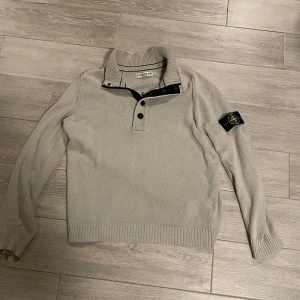 stone island - Äldre stone island model, storlek L, i använt men bra skick 6/10 (mindre i storleken)