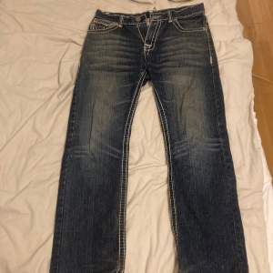 Skit snygga washed hästsko true religions. Bytt still så de kommer inte riktigt till användning. Utmärkt skick förutom sönder längst ner vid skon men inget man tänker på och gylfen är sönder men det märks ej