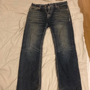 True religion jeans johnny super T - Skit snygga washed hästsko true religions. Bytt still så de kommer inte riktigt till användning. Utmärkt skick förutom sönder längst ner vid skon men inget man tänker på och gylfen är sönder men det märks ej