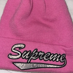 Äkta supreme mössa - Helt oanvänd rosa supreme mössa, fin och skön! 