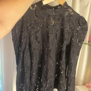 Topp - Topp med ihåligt mönster från Lindex 