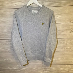 Lykke and Scott tröja  - Säljer en Lyle and Scott college tröja i nytt skick då jag vuxit ur de