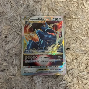 Ett origin forme Dialga vstar från 2022 - Jättebra skick, som nytt, ett promo kort från 2022
