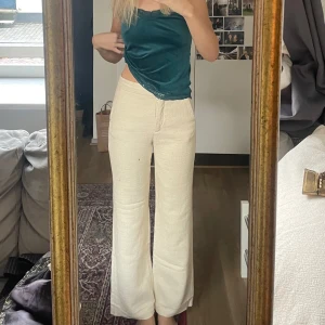 Byxor Sandro - Köpte för 1000 kr på Sandro men finns tecken på användning (sömmen längs ner är tex uppsprättad av mig för att benen ska va längre men går lätt att sy tillbaka) så säljer billigt för 300💞