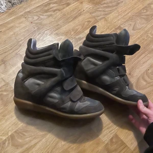 Isabell Marant  - Säljer dessa nästintill oanvända isabell Marant skor i storlek 39. Säljs då de tyvvär inte kommer till användning längre. De är olivgröna i färgen och superfina.🩷