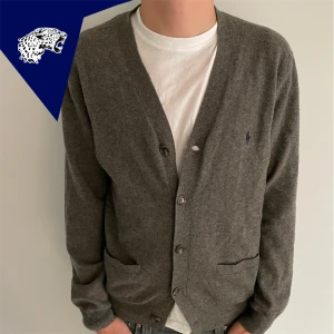 RALPH LAUREN CARDIGAN - Polo Ralph lauren Cardigan | Skick: 8,5/10 | Strl M | Pris 399kr | Modellen är 182cm lång | Hör gärna av dig vid frågor eller funderingar!