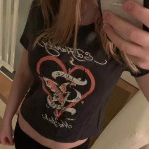 Ed hardy baby tee - En oanvänd ed hardy baby tee i kort modell storlek XL❤️
