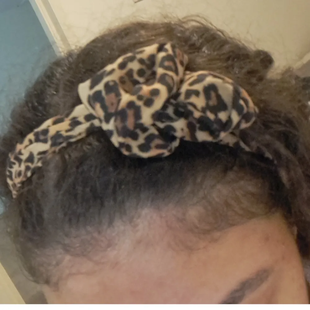 Snyggt leopardmönstrat diadem som ger en cool touch till vilken outfit som helst. Perfekt för att piffa upp vardagslooken eller för en festlig kväll. Materialet är mjukt och bekvämt att bära hela dagen. Du kan göra den form du vill eftersom den har metalltrådar i den.. Asusteet.