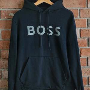 Riktigt fet Hugo boss Hoodie i bra skick. Storlek M men passar en S. Passar alla stilar och är perfekt nu inför vintern 