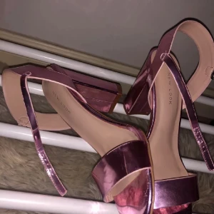 Rosa klackskor  - Säljer ett par snygga rosa klackskor från New Look. Glansiga perfekta för festliga tillfällen! Använd 1 gång så den är i bra skick. Storlek 38 men passar mig perfekt som har 37 också