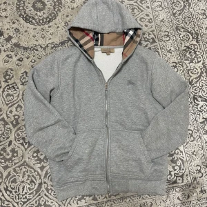 Burberry zip up  - Burberry zip up. Storlek S. Den nyskick och jätte skön.