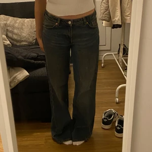 Low waisted jeans/ lågmidjade jeans  - - endast testade på en fåtal gånger (är i nyskick)🌸 - storlek 27/32🌸 • (innerbenslängd = ca 82cm)🌸 • (midjemått = ca 41cm)🌸 • (hela benet = ca 101cm)🌸 finns ca 3-4 väldigt små klippta ”hål” inuti byxan för att man ska kunna göra ”snöre-hacket” runt m