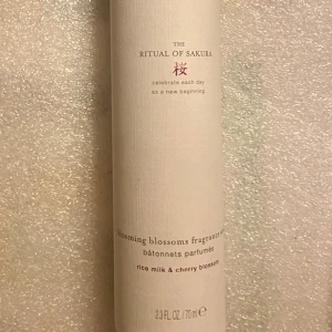 *NY*Sakura Minidoftstickor Fr Rituals  - En minivariant av doftstickorna från The Ritual of Sakura som passar särskilt bra i hemmets mindre rum. Ett naturligt och stilfullt sätt att sprida doft i ditt hem. Kombinationen av rismjölk och körsbärsblomma ger en härligt mild, söt och krämig arom