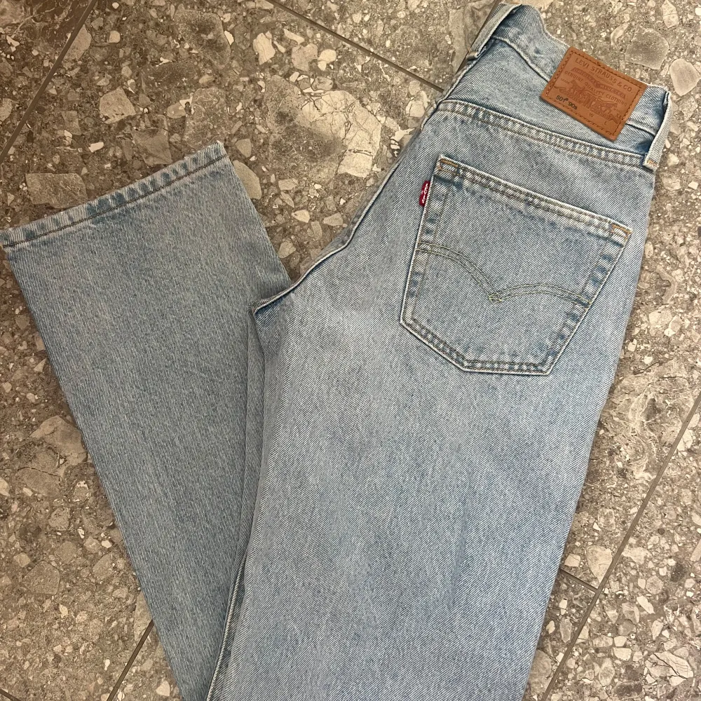 Raka Levis jeans.  I 90talsstil med paneler och tvättad finish. Aldrig använda, endast testade. Storlek 24/32 Nypris 1099kr, mitt pris 700 inkl spårbar frakt. . Jeans & Byxor.