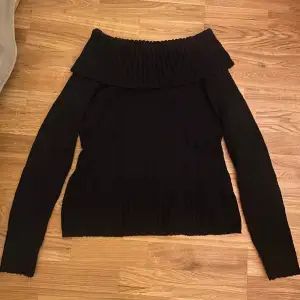 Säljer en stickad svart offshoulder tröja från märket Mentor 💕 den är ribbstickad vid axlarna, längst ner, och längst ner på armarna. Varm och perfekt för höst och vinter ❣️står storlek L på lappen men passar M 