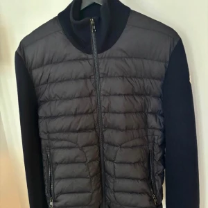 Moncler cardigan  - Jag säljer en jätte fin cardigan jacka den har använt bara ett par gånger samt så har den inga skador eller liknande den ser ut o va ny skrev för mer information och jag kan tänka mig gå ner i priset vid snabb affär