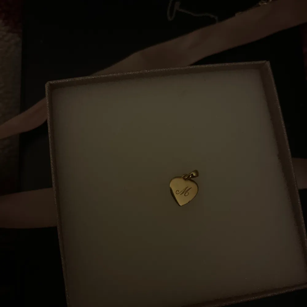 Ett jätte fint hjärt accessoar till halsband eller armband med bokstaven M. Används ej blev fel bokstav. Skriv för fler bilder och ifall man vill ha med kedja. Pris kan diskuteras! . Asusteet.