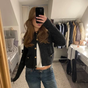 Svart cardigan zara - Svart cardigan från zara med guldiga knappar. Använda fåtal ggr. Hör av er vid frågor/prisförslag!💞