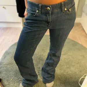 Säljer de här skitsnygga blåa lågmidjade jeansen från Hugo Boss.  Jeansen är bootcut/ straight . Midjemåttet tvärs över är 38 cm och innerbenslängden är 76-77 cm. Fint skick, använd fåtal gånger bara lite defekter på nedre byxbenen.