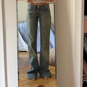 Vintage Levis  - Lågmidjade vintage Levis jeans🌟 uppskattar till W25 (XS) och jag är 160cm för referens. 