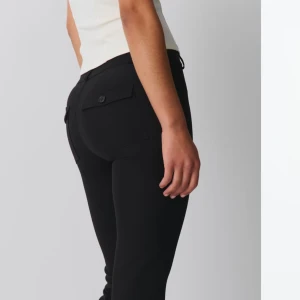 Svarta byxor med fickdetaljer - Jättefina snygga byxor från Gina som är aldrig använt. Köpt dom för 500kr säljer för 400 eftersom den är så pass ny 