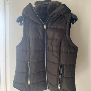 Pälsväst  - I fint skick, nästintill oanvänd. 