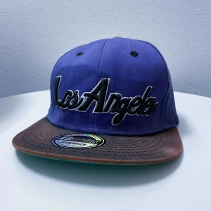 KHBETOS LA KEPS - Snygg Los Angeles SnapBack keps av märket KBETHOS. I bra skick förutom att panelen är solblekt.
