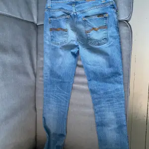 Säljer dessa asfeta nudiejeans i stl 32/34