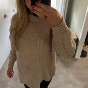 Stickad tröja  - Säljer denna supermysiga stickade tröjan från Selected Femme! Har en mindre defekt (se bild 3) därav priset, går nog bort i en tvätt . Använd gärna köp nu! Kan även tänka mig gå ner i pris vid snabb affär. 