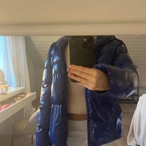 GUESS Vinterjacka - Säljer min vinterjacka pga att jag tröttnat på den. Denna modellen är slutsåld och säljs inte! Den är i bra skick. Finns ett litet hål vid innerfickan som knappt är synligt annars i toppskick!!💙💙