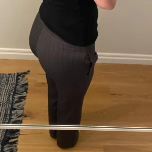 Kostymbyxor Design by si - Säljer ett par snygga gråa kostymbyxor från Design By Si. Säljer pga att de är för små, brukar ha S-M i byxor men tror de sitter perfekt för någon som har XS. Tyvärr står det ingen storlek i dom. Köpta för 2 år sen men använda max 5 ggr😇