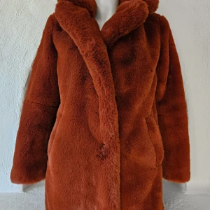 Pälsjacka  - Pälsjacka pälskappa päls från bershka.  Otroligt mjuka och fin i pälsen, känns extra lyxig då den gar lite tyngd.