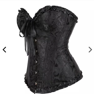 svart korsett - säljer denna svarta korsett, perfekt nu till halloween, storlek l men sitter bra på mig som vanligtvis har m/s i tröja❤️