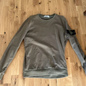 Stone island hoddie - Nyskick. Säljer pågrund av att jag har tröttnat på den. Tveka inte på att höra av dig vid några frågor 