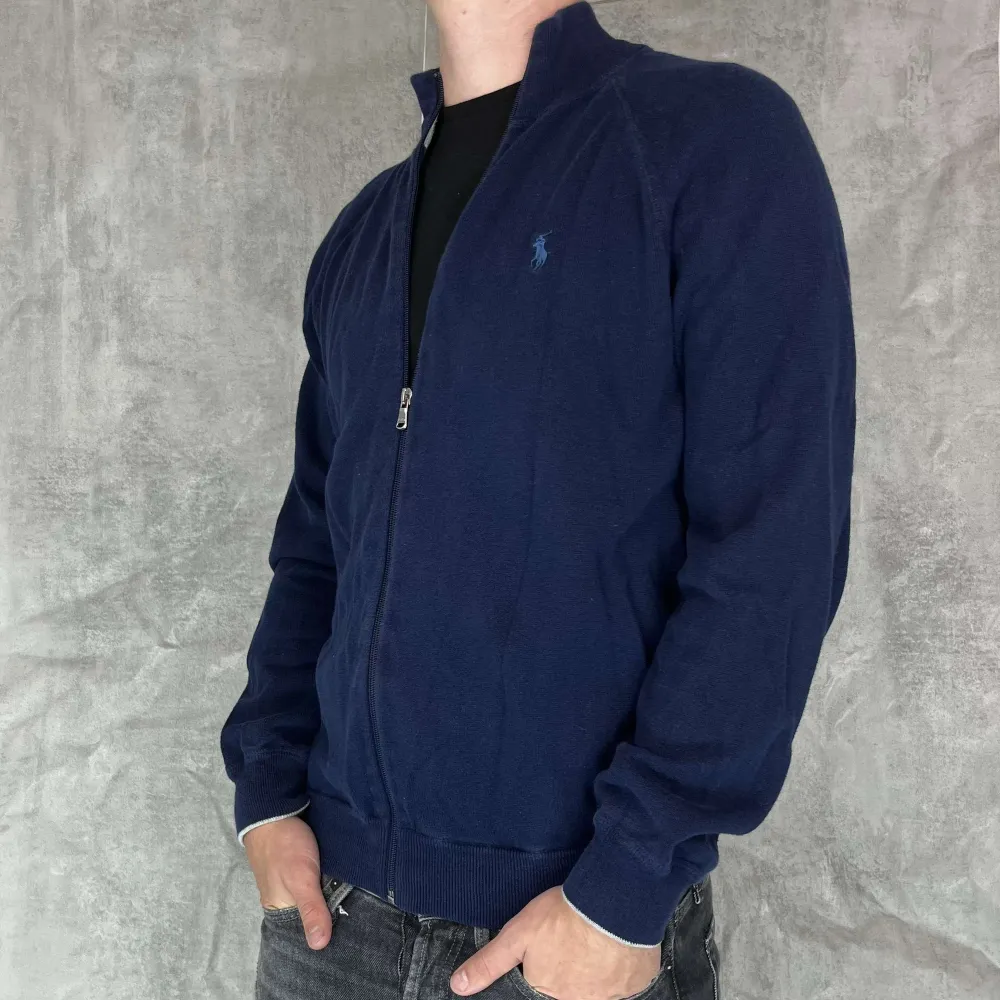 Ralph Lauren Full Zip  - Pris: 899kr - Modell: 180cm 70kg  - Bra skick utan defekter  - Storlek: M  - Original förpackning tillkommer inte. Tröjor & Koftor.