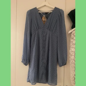 Superfin klänning - Oanvänd, lapparna sitter kvar, fick den i födelsedagspresent men har endast testat den!