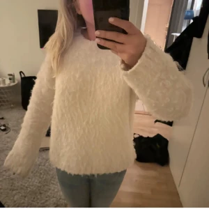 Hm tröja - Tjock stickad tröja med synligt fluff från hm, lite tyngre och varmare tröja samt bra material, storlek S