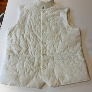 Stenströms väst - Säljer denna stenströms väst i storlek L, den är använd 1-2 gånger så i princip i ny skick. Nypris 2899kr. Kan gå ner i pris vid snabb affär o hör av dig vid frågor🙏