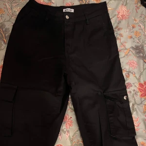 Cargobyxor från madlady - Säljer dessa cargo byxor ifrån madlady, helt oanvända!