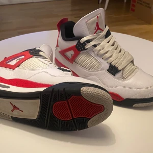 Jordan 4 - Köpte skorna för ca 1 år sedan men har inte kommit till användning. Skorna är i bra skick och kvitto finns