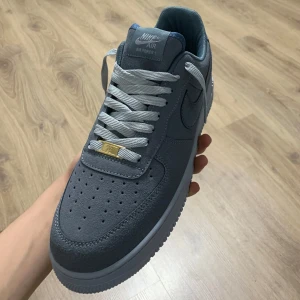 Nike air force 1 - Blåa Nike af1 som är i bra skick, storlek 43. Pris kan diskuteras om det går smidigt.