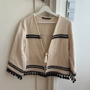 Kofta zar - Säljer denna fina kofta från zara som endast är använd 1 gång! ❤️