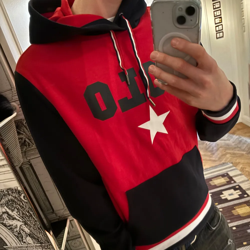 Perfekt skick, riktigt snygg och perfekt för hösten! ‼️🍁 . Hoodies.