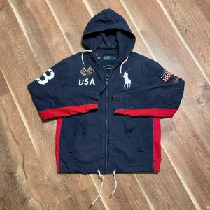 Ralph lauren jacka - Ovanlig Ralph Lauren jacka i storlek S. Sitter skitsnyggt och har en snygg vintage look. Tveka inte att skriva vid frågor:)