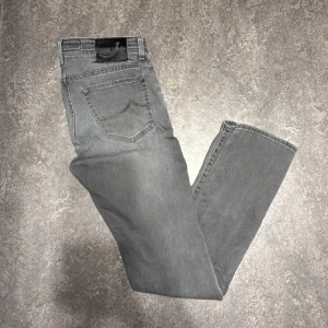 Jacob Cohen 688 - Tja! Säljer ett par riktigt snygga jacob cohen byxor. Storlek 34.  Nypris: 5200kr  Om ni har frågor kan ni kontakta mig! 🤝 Mvh, Elison