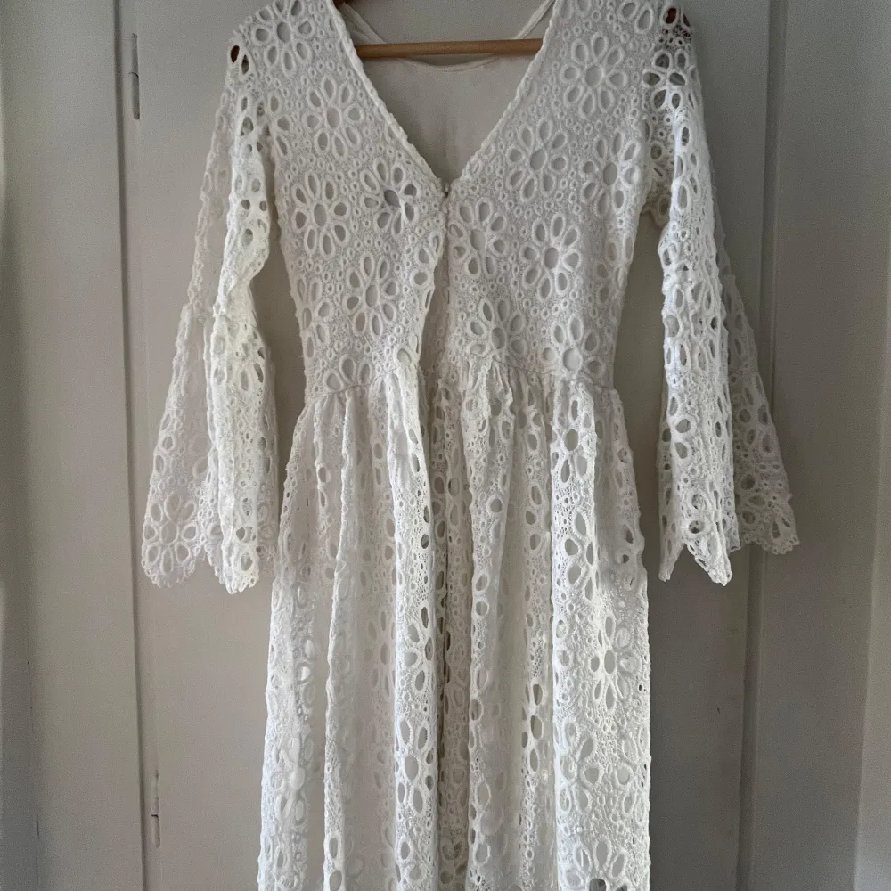 Säljer en superfin vit spetsklänning från Bubbleroom i storlek 34. Klänningen har ett fint blommigt mönster och långa ärmar. Perfekt för studenten och midsommar! . Mekot.