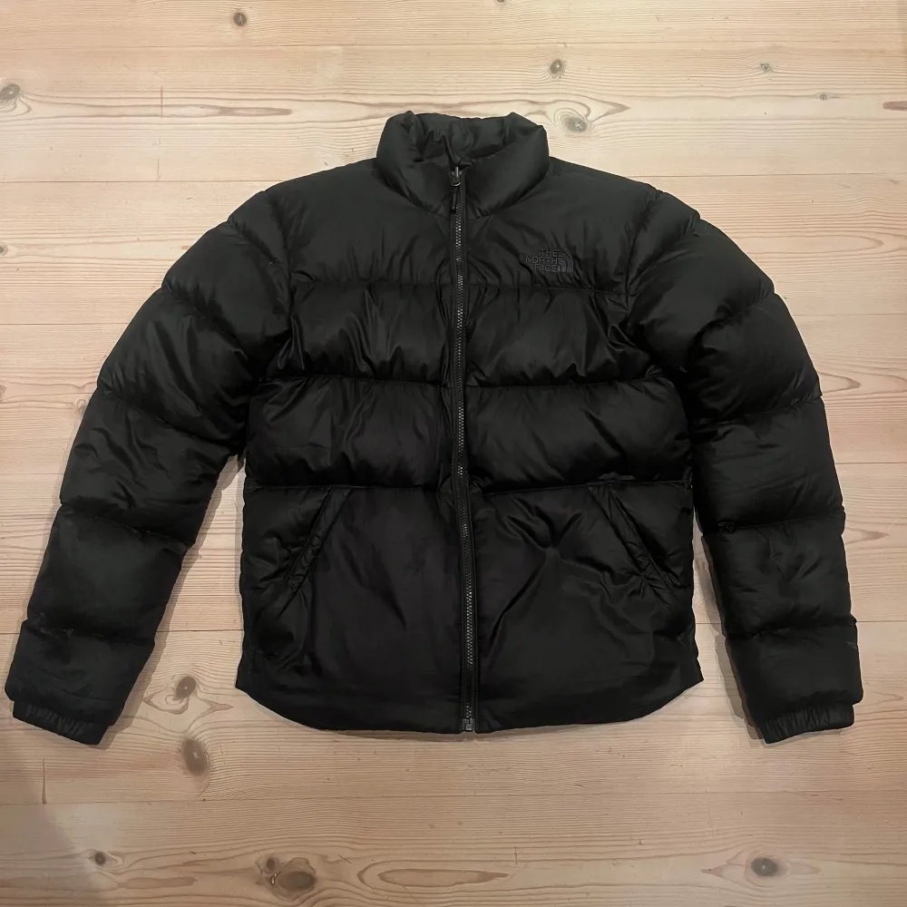 Säljer min snygga och sköna North face jacka med svart logga. Den är i fint skick förutom den lilla lagningen på ena bilden. Har ni frågor är de bara att skicka!. Takit.